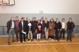 Familia de Alberto Areces con profesores de la Facultad de CC del Deporte y la Educación Física (Foto cedida por La Opinión A Coruña)